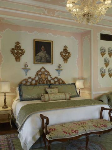 Luxuriöses Schlafzimmer mit opulenter Dekoration, Kunstwerken und Kronleuchter