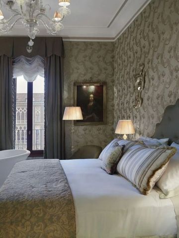 Geräumiges Zimmer mit freistehender Badewanne und luxuriöser Stofftapete