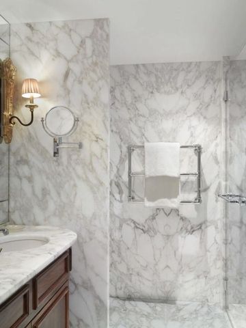 Marmorbad mit eleganter Einrichtung und luxuriösen Details