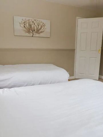 Zwei Einzelbetten in einem dezent dekorierten Zimmer