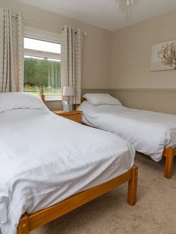 Zimmer mit zwei Einzelbetten und dezenter Wanddekoration