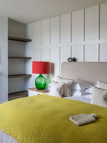 Modernes Hotelzimmer mit farbenfrohen Akzenten und gemütlichem Ambiente.