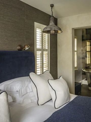 Elegantes Hotelzimmer mit Badewanne im Hintergrund