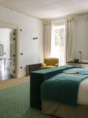 Geräumiges Hotelzimmer mit Blick auf das Badezimmer