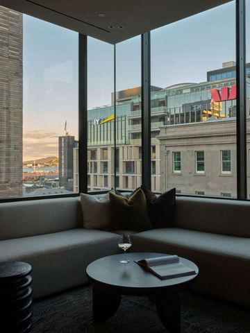 Panoramafenster mit Stadtblick und eleganter Sitzecke
