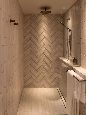 Stilvolles Badezimmer mit moderner Regendusche und dezenter Beleuchtung