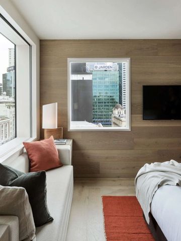 Helles Zimmer mit modernem Design großen Fenstern und City-Blick