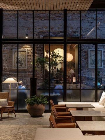 Gemütliche Lounge mit Sitzbereich und großen Panoramafenstern