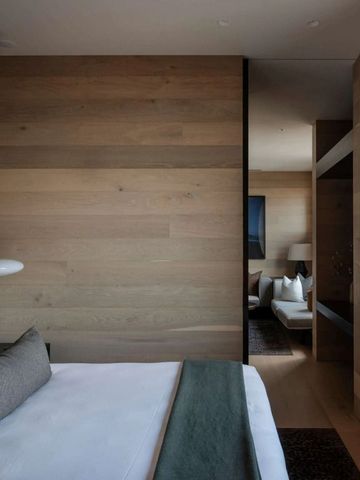 Luxuriöses Zimmerdesign mit Holzwänden und moderner Dekoration