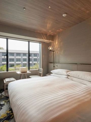 Doppelzimmer mit Blick auf den Innenhof und warmem Licht