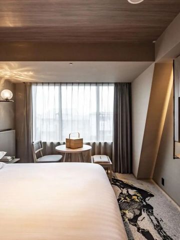 Doppelzimmer mit moderner Ausstattung und großem Fenster