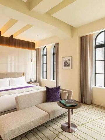 Helles Zimmer mit Doppelbett und modernen Möbeln im luxuriösen Stil