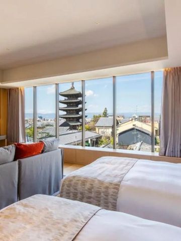 Luxussuite mit Blick auf historische Pagode und stilvolle Einrichtung