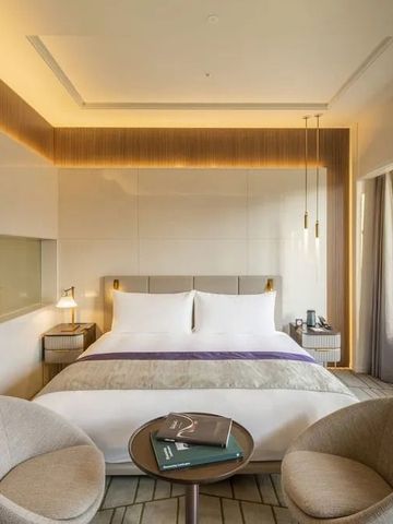 Modernes Hotelzimmer mit stilvoller Beleuchtung und bequemen Sesseln