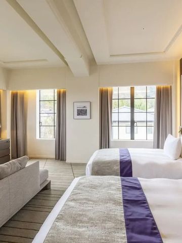 Großes Doppelzimmer mit Sitzbereich und eleganter Einrichtung