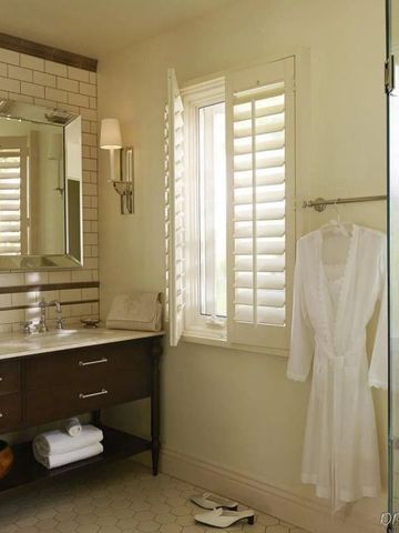 Geräumiges Badezimmer mit großer Dusche und Tageslicht