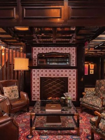 Gemütlicher Lounge-Bereich mit Kamin und edlen Möbeln im Vintage-Stil