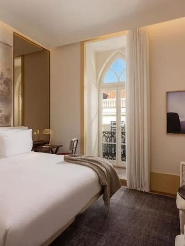 Helles Schlafzimmer mit Dekor und Aussicht auf Balkon