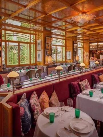 Luxuriöses Restaurant mit aufwendiger Dekoration und Tischen