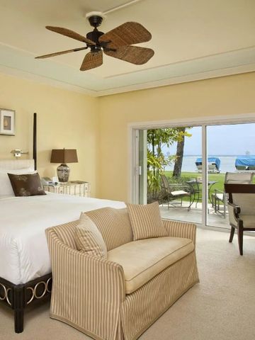 Luxuriöses Hotelzimmer mit Meerblickterrasse und einladender Sitzecke.