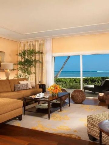 Luxuriöses Wohnbereich mit Meerblick von einer Terrasse mit eleganten Möbeln