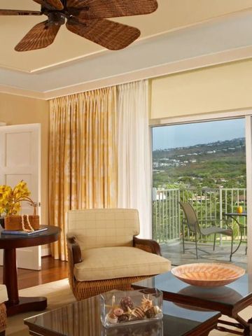 Eleganter Wohnbereich mit Zugang zu einem Balkon mit Bergblick und gemütlichen Sitzmöbeln