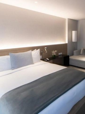 Modernes Hotelzimmer mit Kingsize-Bett und Sitzecke im The Knickerbocker Hotel