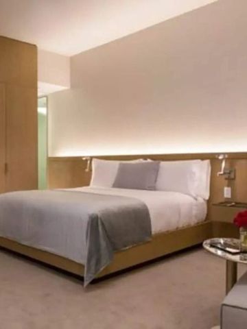 Stilvolles Hotelzimmer mit gemütlichem Ambiente und Blumenarrangement