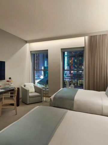 Doppelzimmer mit Blick auf die Stadt und zwei großen Betten