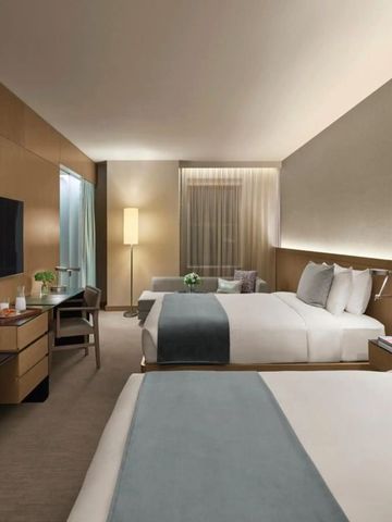 Elegantes Hotelzimmer mit modernen Annehmlichkeiten und zwei Betten