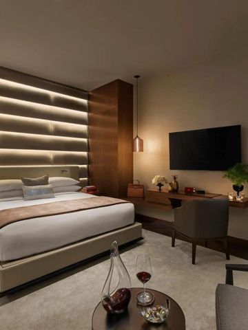 Elegantes Schlafzimmer mit King-Size-Bett und dezenter Beleuchtung