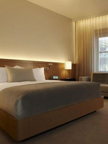 Geräumiges Zimmer mit gemütlichem Bett und warmem Licht