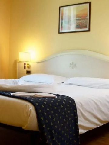 Elegant eingerichtetes Hotelzimmer mit Doppelbett und warmer Beleuchtung