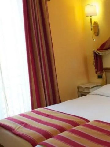 Zimmer mit eleganten Vorhängen und stilvoller Innenausstattung am Fenster