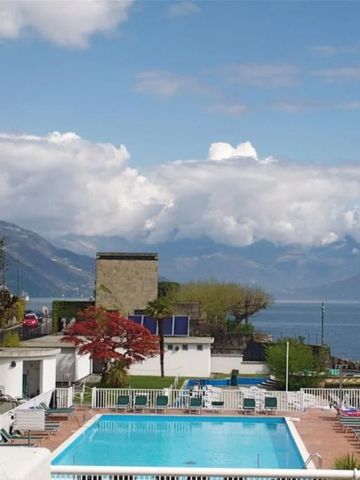 Außenpool mit atemberaubender Aussicht auf den Comer See und die Berge