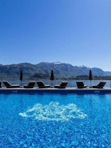 Kristallklarer Infinity Pool mit atemberaubendem Seeblick