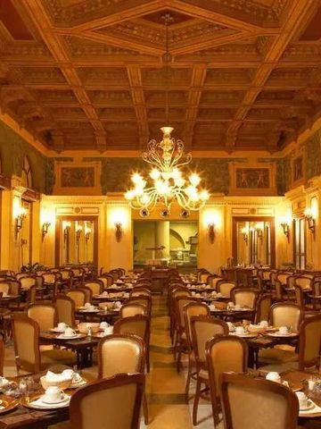 Eleganter Speisesaal mit hohen Decken und Kronleuchter im Hotel Lake Como Edition