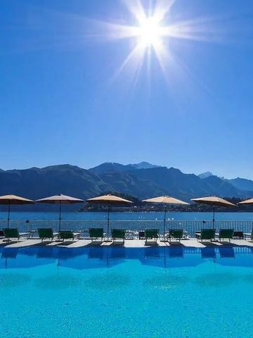 Infinity Pool mit Liegen und Sonnenschirmen vor der Kulisse des Comer Sees