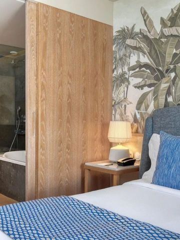 Modernes Hotelzimmer mit stilvollem Interieur und luxuriösem Bad.