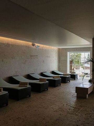 Entspannungsbereich mit Liegen und natürlichem Licht im Wellnessbereich.