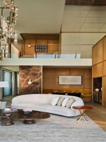 Elegantes Wohnzimmer mit moderner Einrichtung und beeindruckendem Kronleuchter