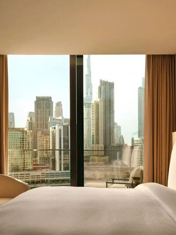 Zimmer mit großem Fenster und Blick auf die Skyline der Stadt