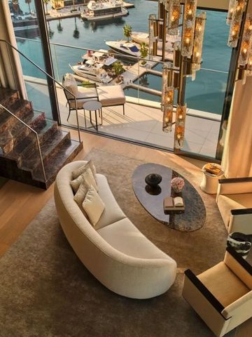 Luxuriöser Wohnbereich mit Blick auf Hafen und eleganter Dekoration