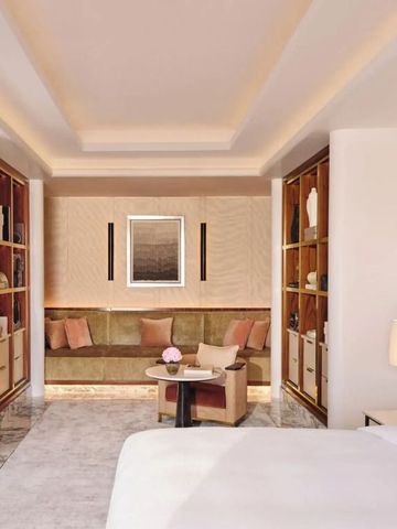 Helles, stilvolles Zimmer mit eleganter Sitzgruppe