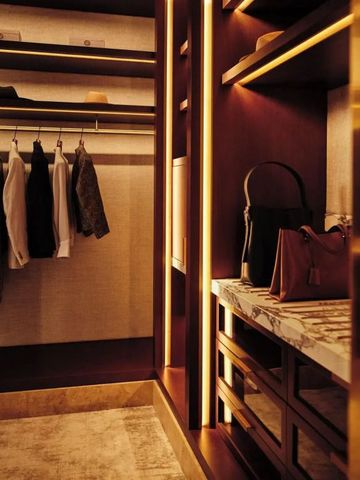 Begehbarer Kleiderschrank mit eleganter Beleuchtung