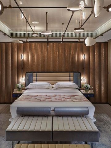 Luxuriöses Hotelzimmer mit modernem Interieur und geschmackvoller Beleuchtung.