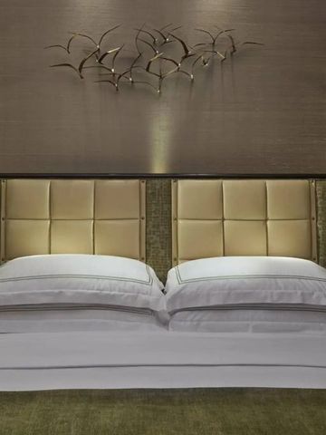 Detail eines hochwertigen Betts mit edlem Kopfteil und stilvollem Design.