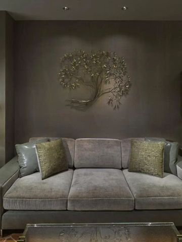 Elegante Lounge-Ecke mit grauem Sofa und stilvoller Wanddekoration