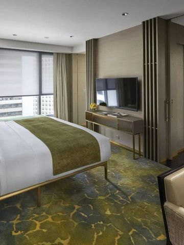 Geräumiges Zimmer mit großen Fenstern, modernem Dekor und gemütlichem Bett