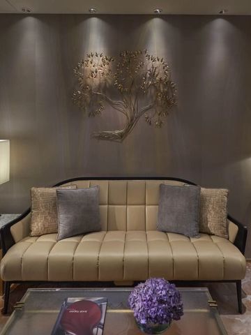 Eleganter Sitzbereich in einem luxuriösen Hotelzimmer mit stilvollen Möbeln